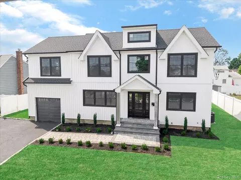 60 Westwood Rd S, Massapequa Park, NY 11762