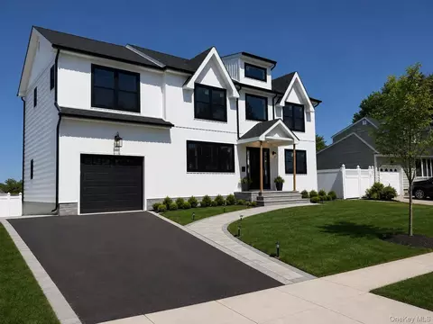 60 Westwood Rd S, Massapequa Park, NY 11762