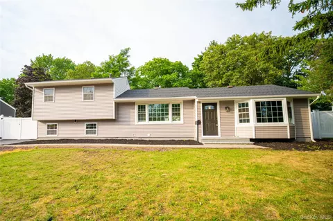 11 Berry Ln, Centereach, NY 11720