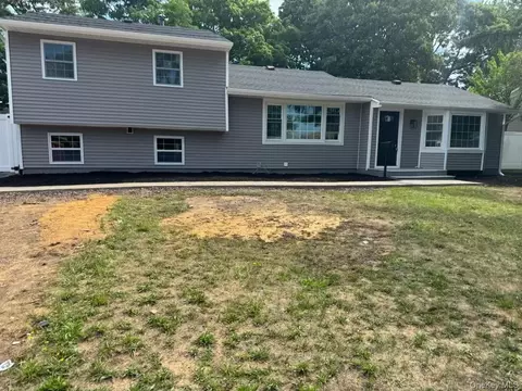 11 Berry Ln, Centereach, NY 11720