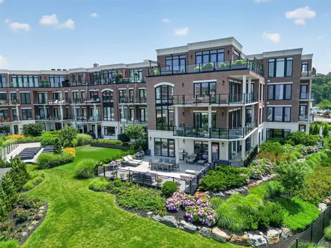 10 Shore Rd #101, North Hempstead, NY 11547