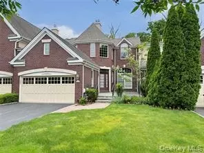18 Wilkshire Cir, North Hempstead, NY 11030