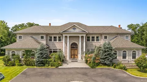 3 Valentine Farm Ct, Glen Head, NY 11545