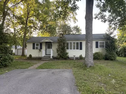 33 Elm Rd E, Mastic Beach, NY 11951
