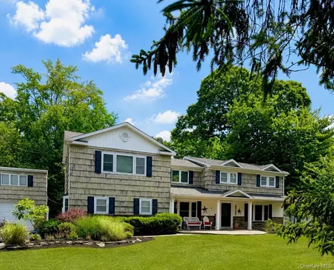 11 Tern Ct, East Islip, NY 11730