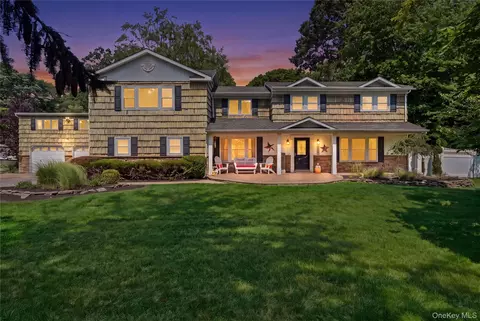 11 Tern Ct, East Islip, NY 11730