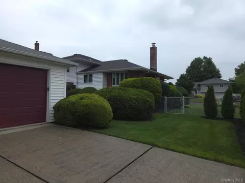 Exterior - 51 Eileen Ave, Plainview, NY 11803 photo 8 of 10