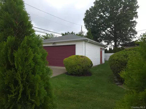 Exterior - 51 Eileen Ave, Plainview, NY 11803 photo 7 of 10