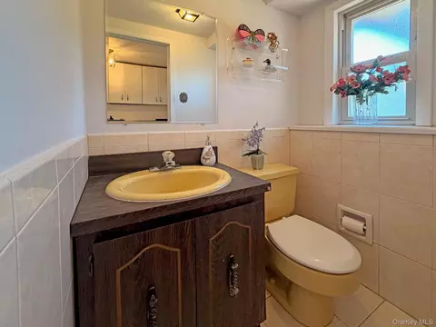 Bath - 51 Eileen Ave, Plainview, NY 11803 photo 3 of 4