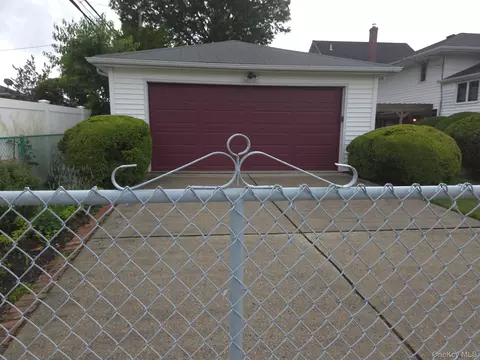 Exterior - 51 Eileen Ave, Plainview, NY 11803 photo 9 of 10
