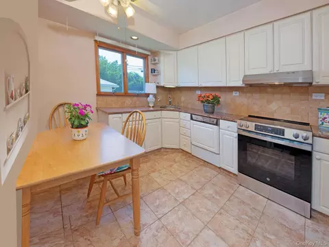 Kitchen - 51 Eileen Ave, Plainview, NY 11803 photo 1 of 2