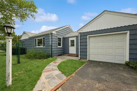 1 Heights Pl, Riverhead, NY 11901