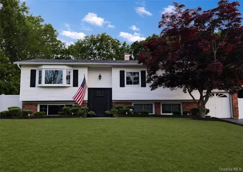20 Cottage Dr, Farmingville, NY 11738