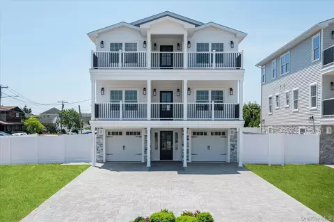 17 Island Pkwy N, Island Park, NY 11558