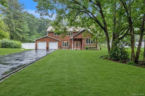 29 Wintergreen Dr, Melville, NY 11747
