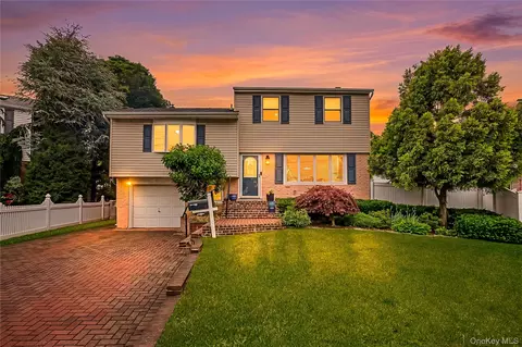 911 Harlane Cir, North Bellmore, NY 11710