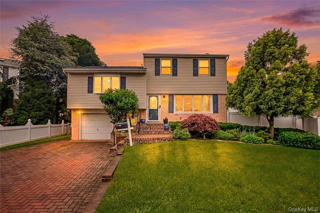 911 Harlane Cir, North Bellmore, NY 11710