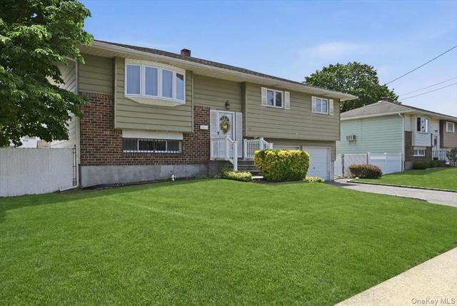 30 Oregon St, Deer Park, NY 11729