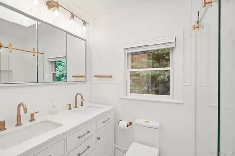 Bath - 26 Davis Ave, Rye, NY 10580 photo 2 of 5