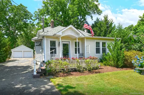 38 Roosevelt Ave, Sayville, NY 11782