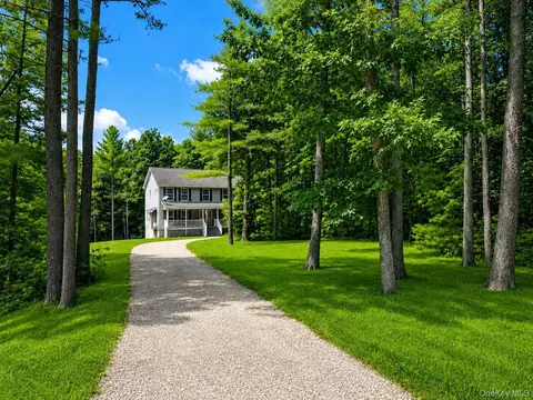 142 Split Rock Dr, Highland, NY 12719
