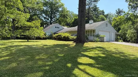 21 Old Farm Rd, North Hempstead, NY 11020