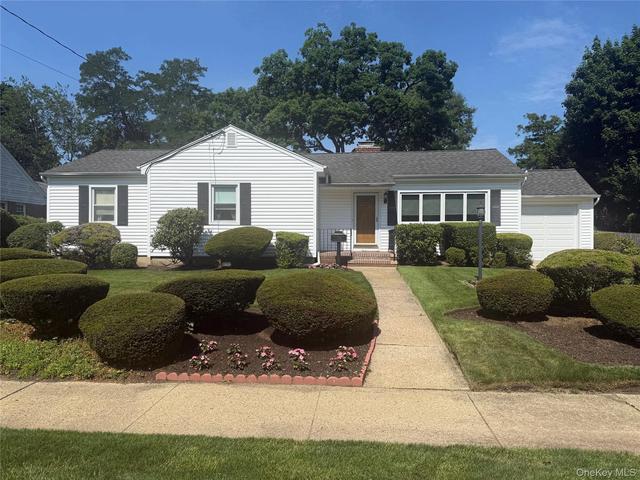 398 Ocean Ave, Massapequa, NY 11758