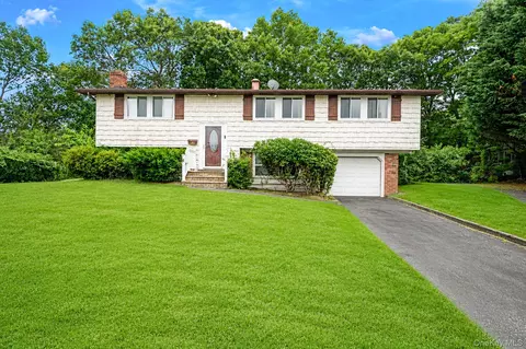 10 Arrowhead Ct, South Setauket, NY 11720
