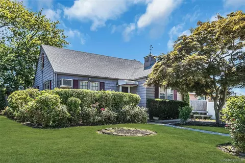 9 Kays Ct, North Babylon, NY 11703