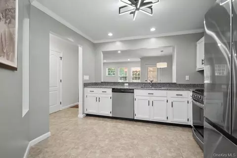 Entry Way - 101 Elmcrest Dr, Fishkill, NY 12524 photo 3 of 3