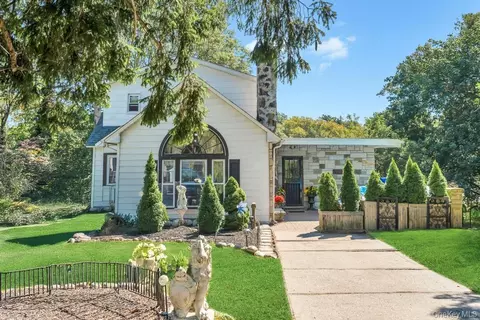 122 Dawn Rd, Rocky Point, NY 11778