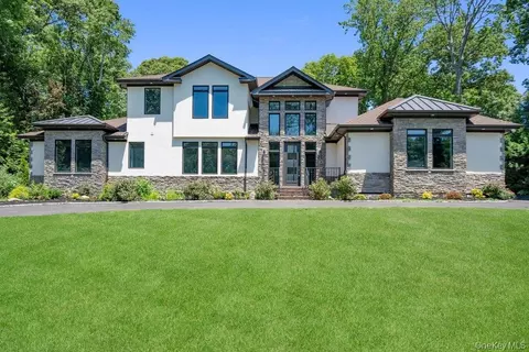 21 Arista Dr, Dix Hills, NY 11746