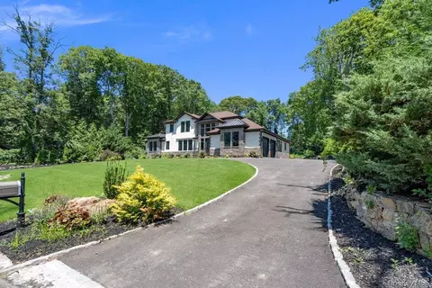 21 Arista Dr, Dix Hills, NY 11746