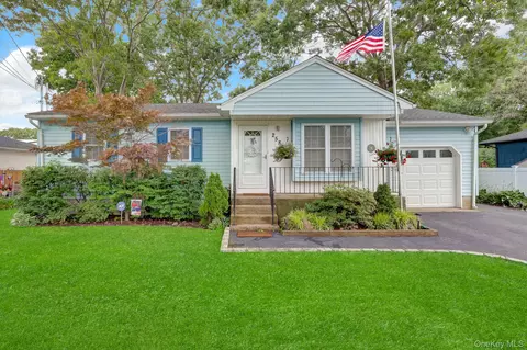 258 Floyd Rd, Shirley, NY 11967