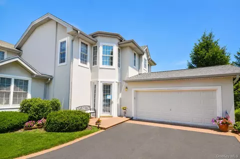727 Balfour Pl, Melville, NY 11747