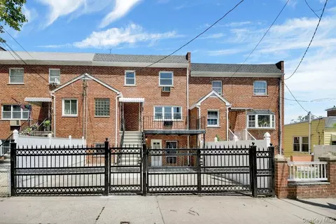 1034 Throgs Neck Expwy, New York, NY 10465
