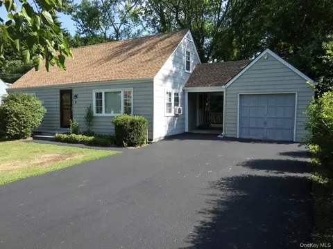 28 Hilltop Dr, New Windsor, NY 12553