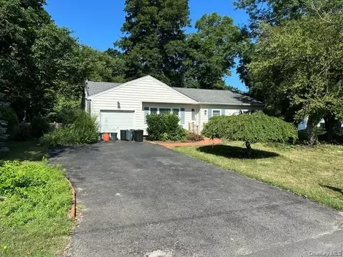 94 Arlington Rd, Lake Ronkonkoma, NY 11779
