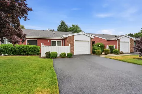 606 Flair Ct W, Saint James, NY 11780
