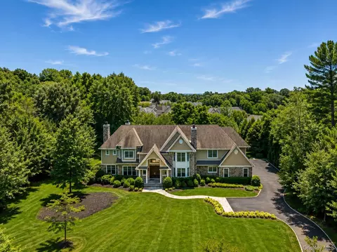 1 Bromley Ct, Syosset, NY 11791
