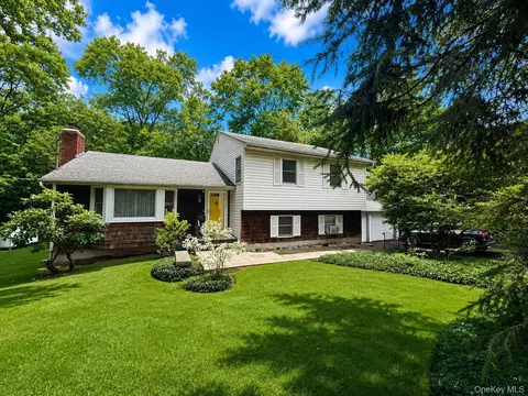 17 Arbor Ln, Dix Hills, NY 11746