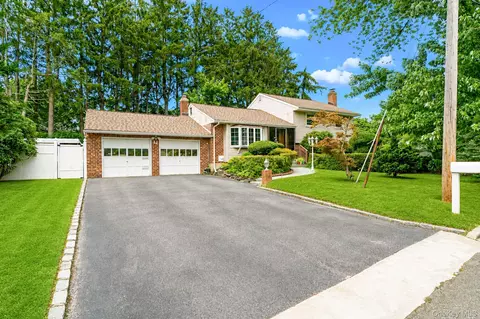11 Carrol Pl, Greenlawn, NY 11740