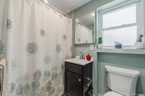 Bath - 1463 Lincoln Ter, Peekskill, NY 10566 photo 1 of 2