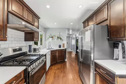 Entry Way - 1463 Lincoln Ter, Peekskill, NY 10566 photo 2 of 4