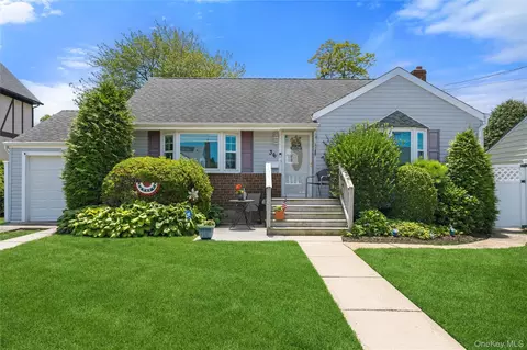 36 Liszt St, Hicksville, NY 11801