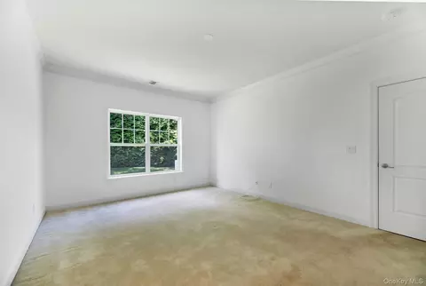 Bedroom - 159 Stoneleigh Dr, Riverhead, NY 11901 photo 2 of 4