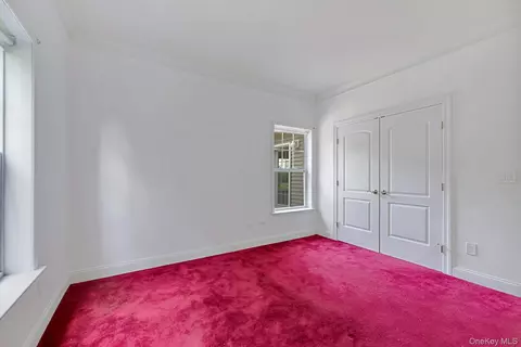 Bedroom - 159 Stoneleigh Dr, Riverhead, NY 11901 photo 4 of 4