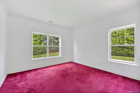 Bedroom - 159 Stoneleigh Dr, Riverhead, NY 11901 photo 3 of 4
