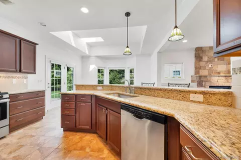 Kitchen - 159 Stoneleigh Dr, Riverhead, NY 11901 photo 2 of 3