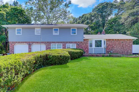 6 Stonington Cir, Wyandanch, NY 11798